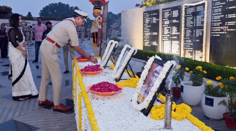 पुलिस आयुक्त संजय अरोड़ा ने  स्मारक पर पुष्पांजलि अर्पित कर शहीदों को श्रद्धांजलि अर्पित की